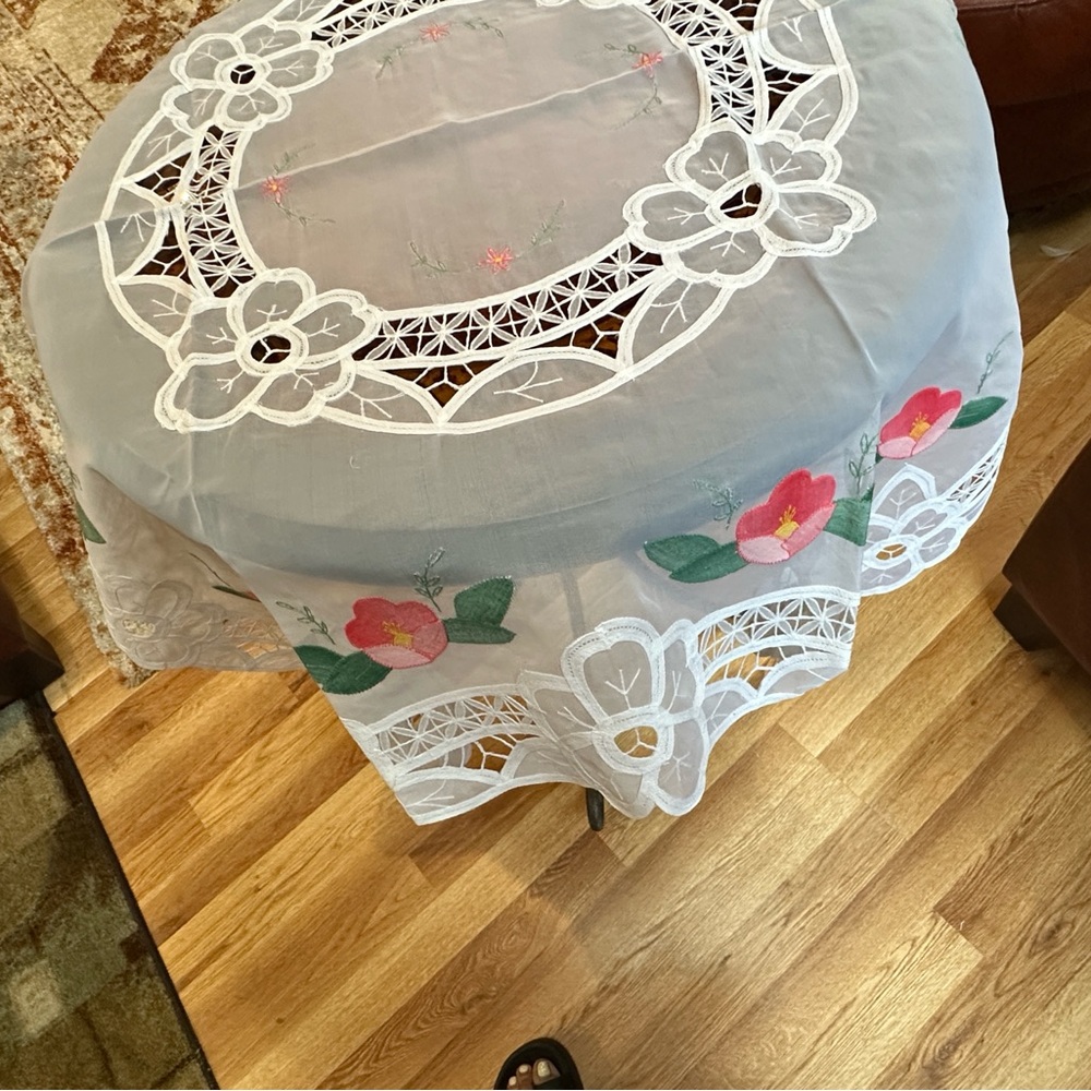 Sale‼️Elegant White Floral Tablecloth 36x36” for small round table